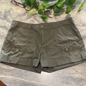 Levi’s light weight green cuffed shorts size 14